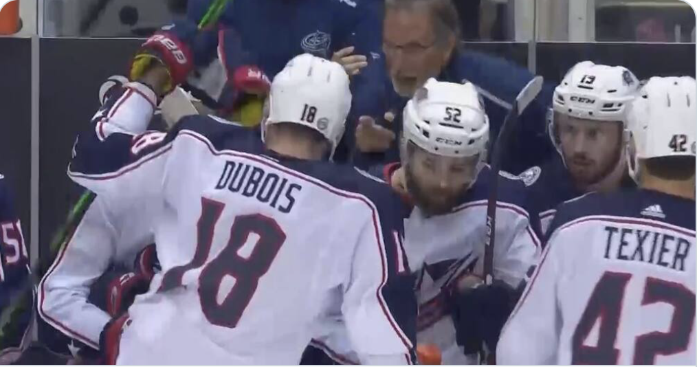 AYOYE...John Tortorella ENGUEULE Pierre-Luc Dubois, qui réplique...