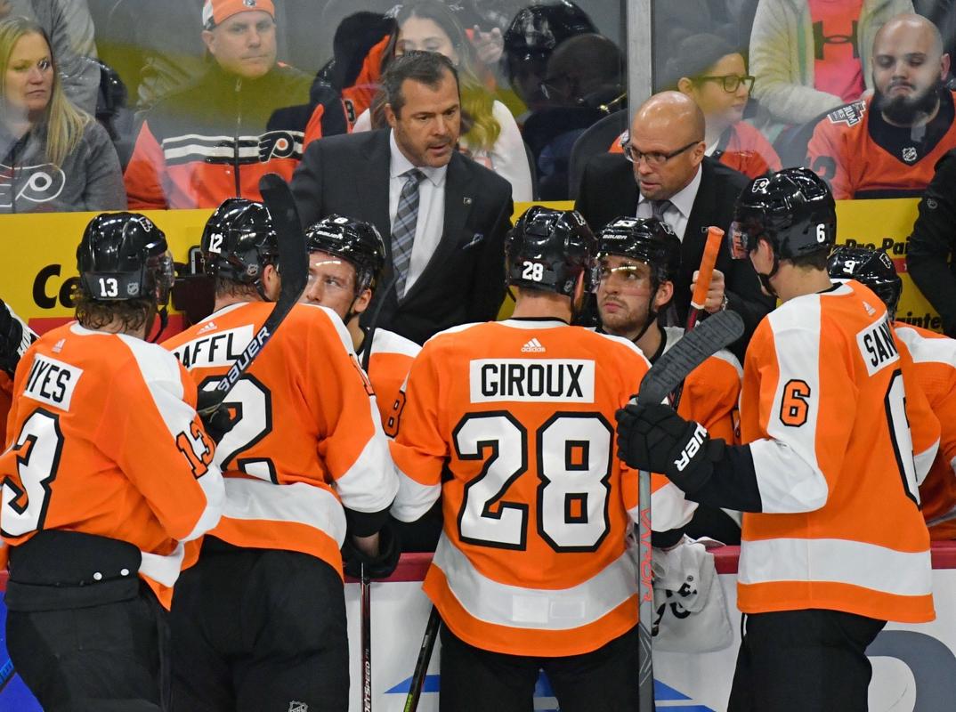 AYOYE...Alain Vigneault humilie Claude Giroux...