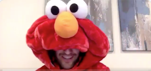 Vidéo: Patrice Bergeron est CRAMPANT en ELMO...