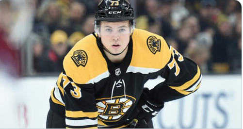 Charlie McAvoy continue de VISER la direction des Bruins...