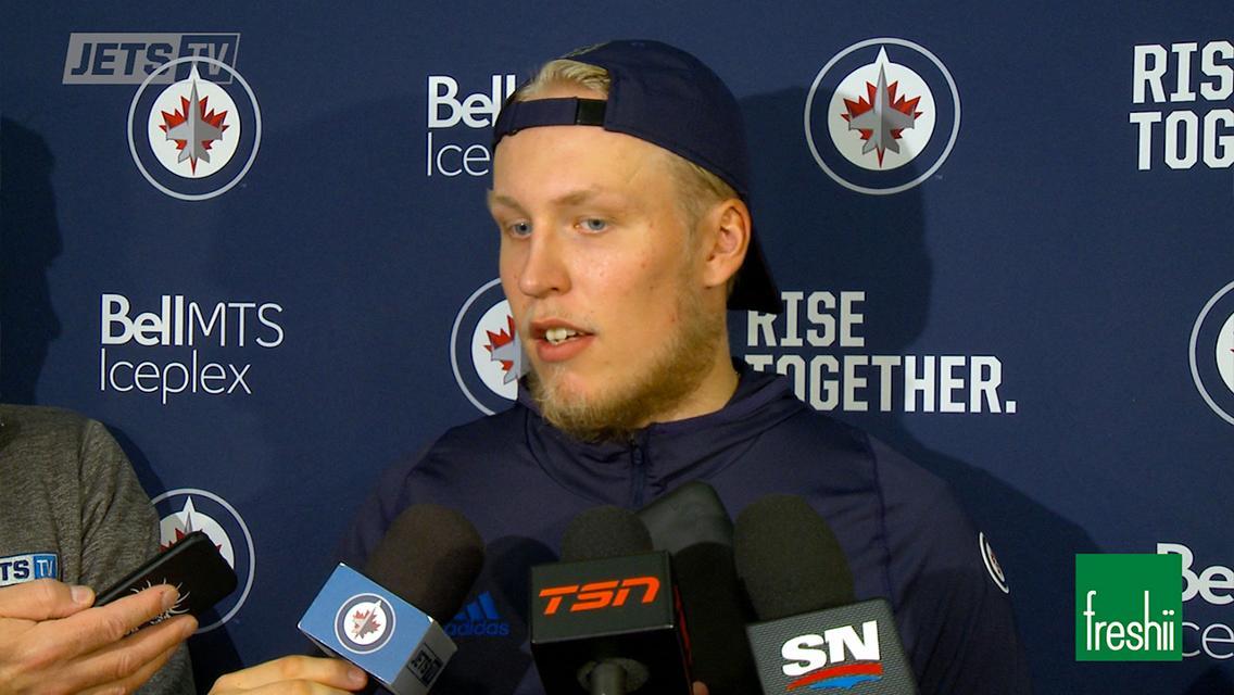 Patrik Laine CRACHE sur Paul Stastny...