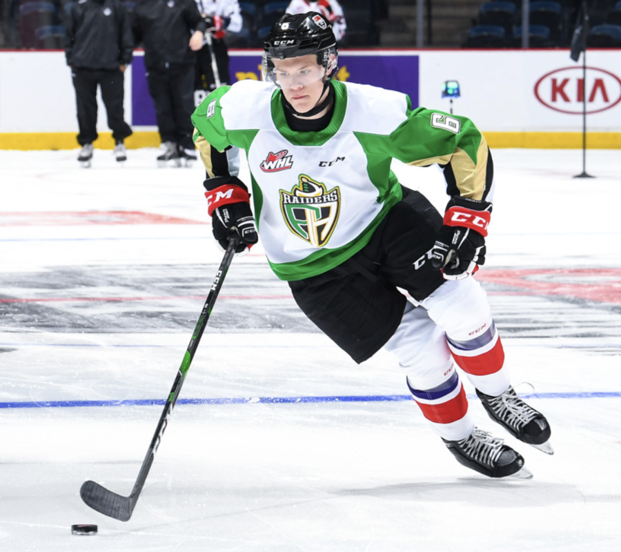 Au tour du spécialiste des espoirs, Corey Pronman, de mettre Kaiden Guhle...