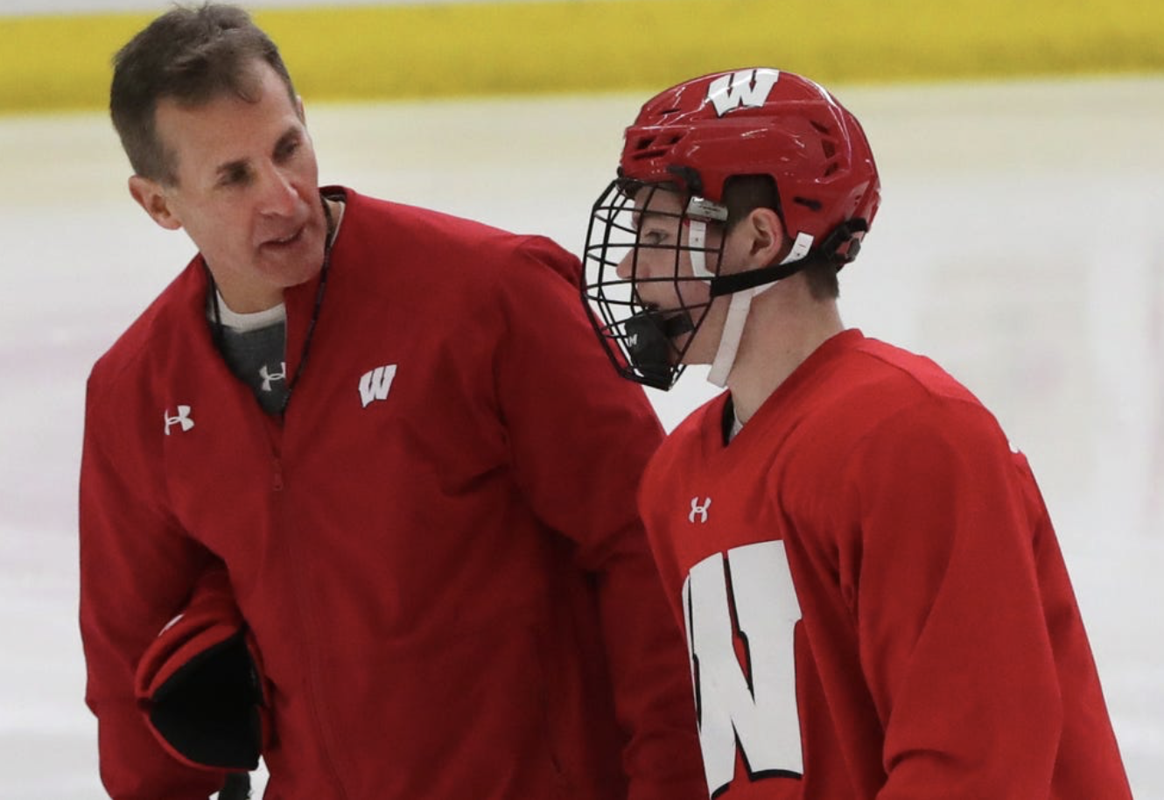 Le coach de Cole Caufield critique les FANS du Québec...