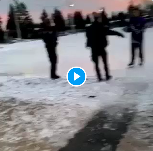 Un joueur de hockey ATTAQUÉ par la POLICE!!!!