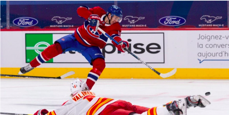 Jesperi Kotkaniemi reçoit des FLEURS de son COACH....