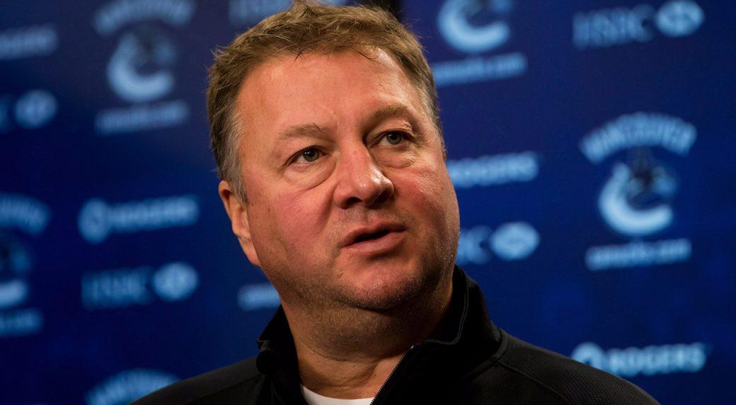 Mike Gillis doit avoir envie de foutre une FESSÉE à son fils..