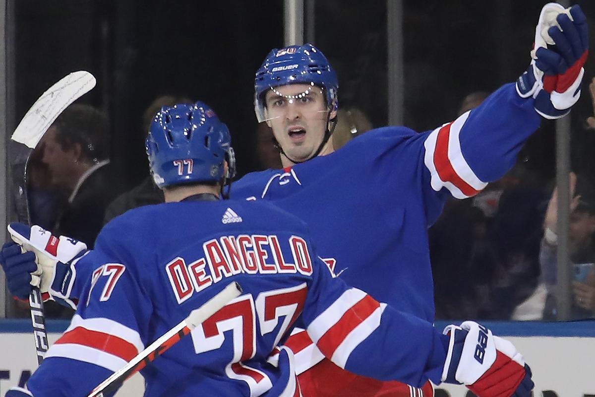 Chris Kreider a FRAPPÉ Tony DeAngelo dans la FACE!!!