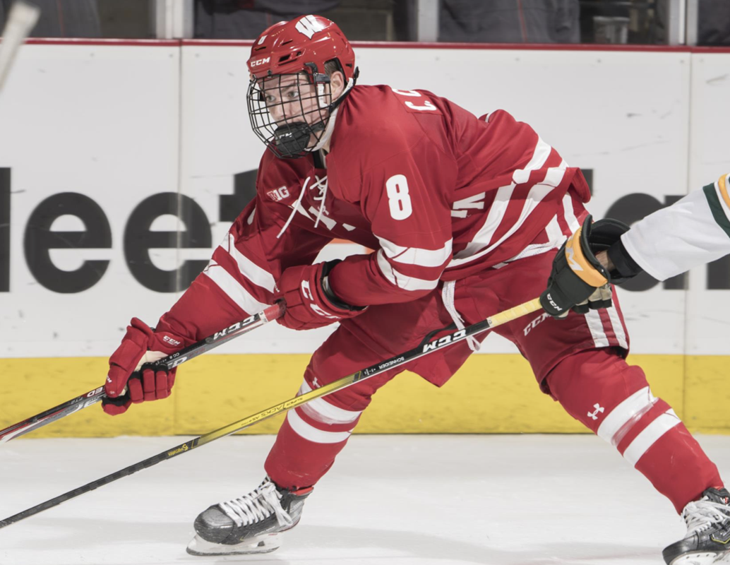 Cole Caufield fait son entrée pour le Hobey Baker...