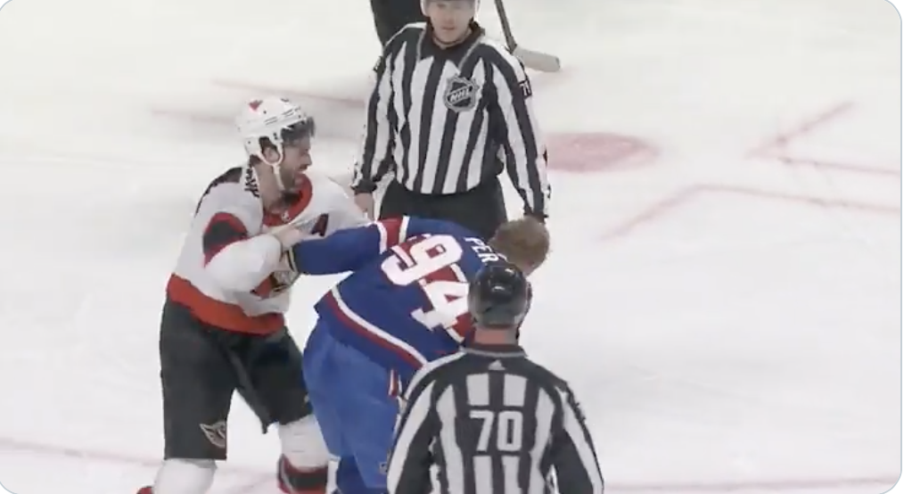 OUFF...Corey Perry qui supplie les arbitres d'arrêter la bagarre...