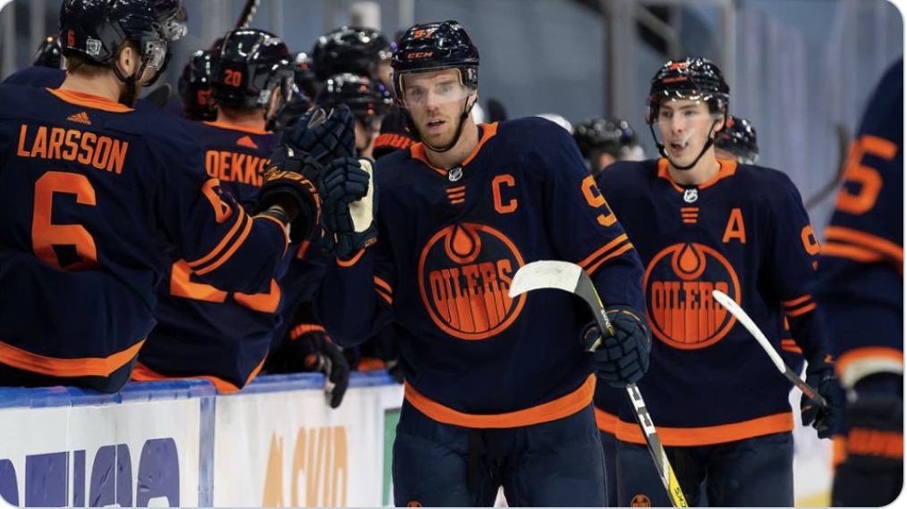 WOW...C'était quoi les chances, que Connor McDavid...