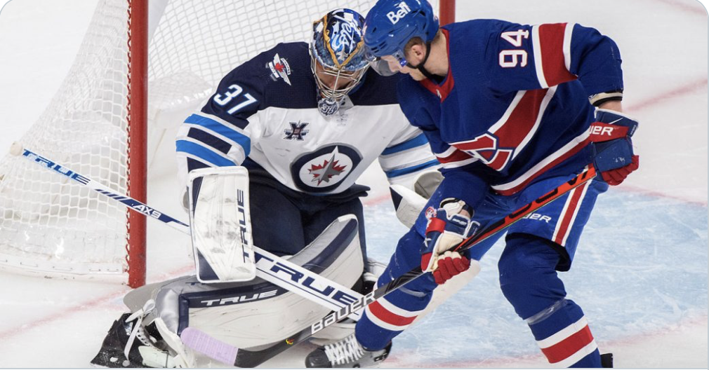 Connor Hellebuyck traite Corey Perry de SALOPARD...