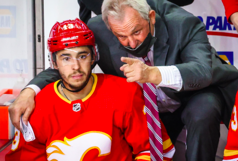 Darryl Sutter INSULTE Johnny Gaudreau devant tout le vestiaire