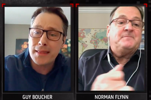 Vidéo: Norman Flynn PÈTE une COCHE sur Guy Boucher!!!!