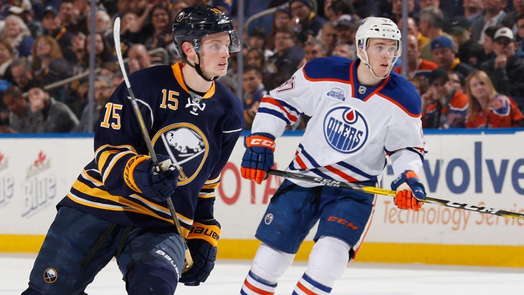 Connor McDavid pour Jack Eichel...HAHA!!!