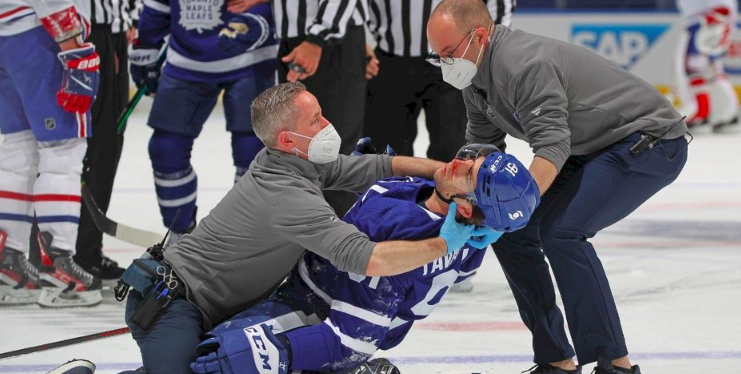 Le staff médical des Maple Leafs a mis la vie de John Tavares en DANGER...