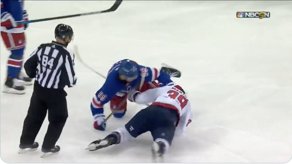 OUCH...Anthony Mantha mange un CROSS-CHECK dans la face...