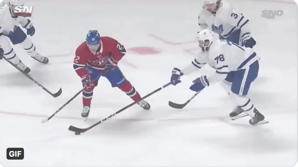 WOW...Caufield qui passe à travers 3 Leafs...