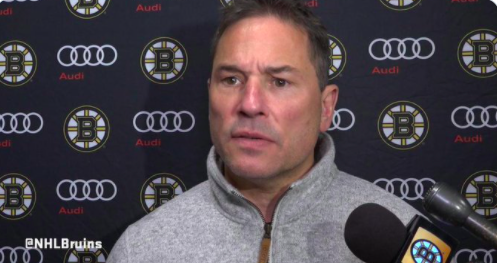 Le coach des Bruins PLEURNICHE..