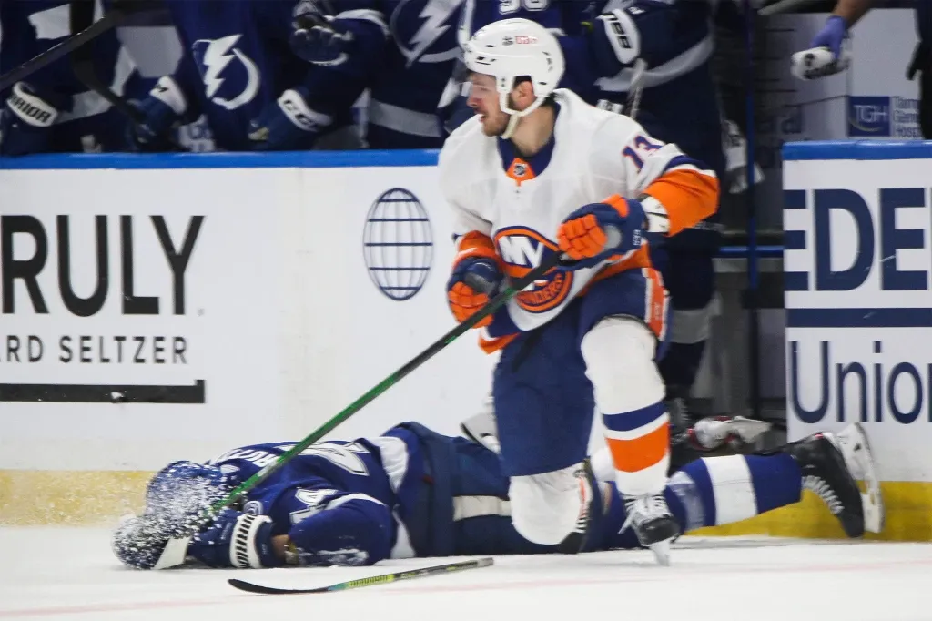 OUCH...Mathew Barzal visé par son coach...