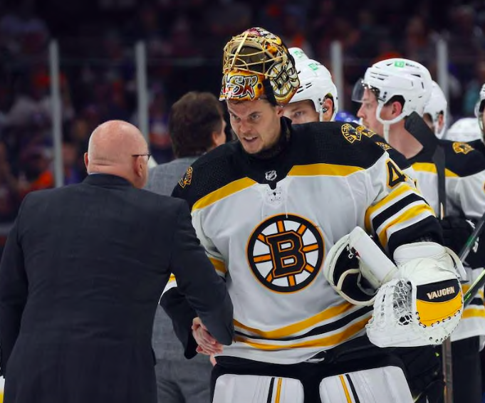 Tuukka Rask REJETTE les rumeurs l'envoyant à Toronto.