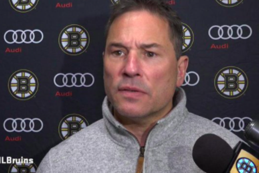 Le coach des Bruins PLEURNICHE..