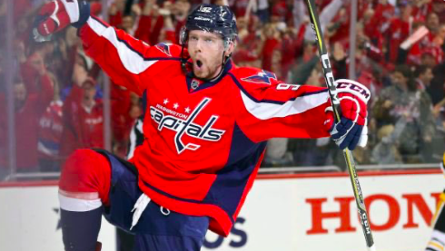 Les Blue Jackets de Columbus tentent de convaincre Evgeny Kuznetsov...