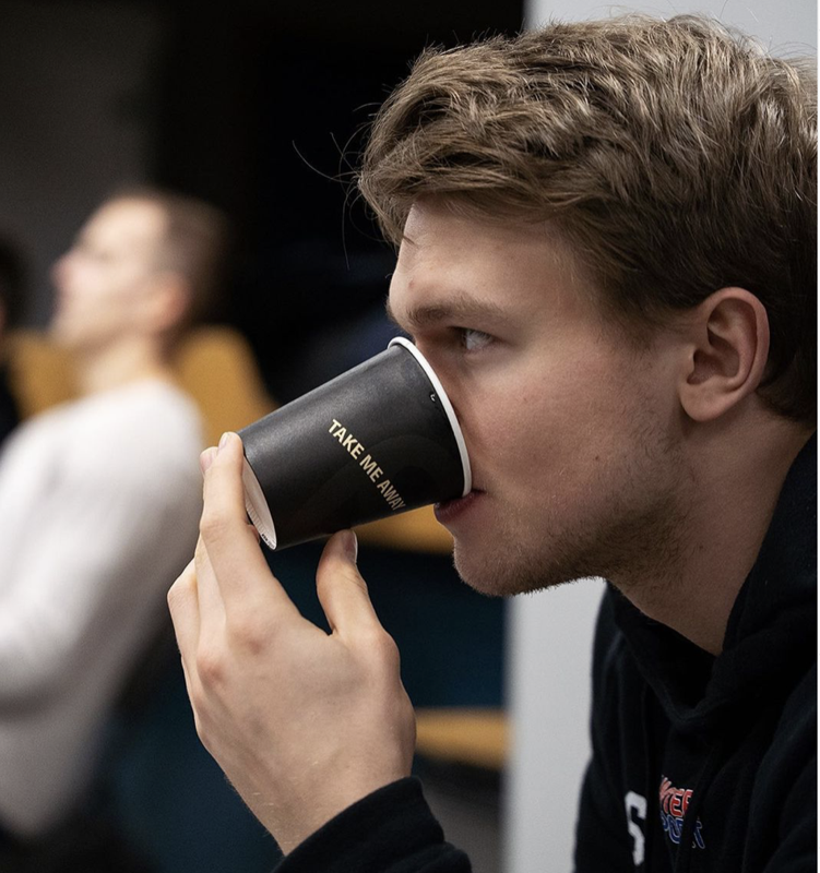 AYOYE...Mattias Norlinder n'a presque pas de contact avec le Canadien...