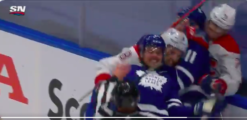 C'est Ben Chiarot qui a PÉTÉ le poignet d'Auston Matthews....