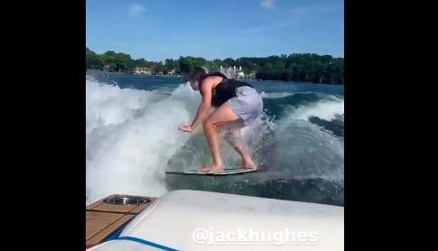 Cole Caufield qui fait du WAKEBOARD avec son CHUM Jack Hughes....