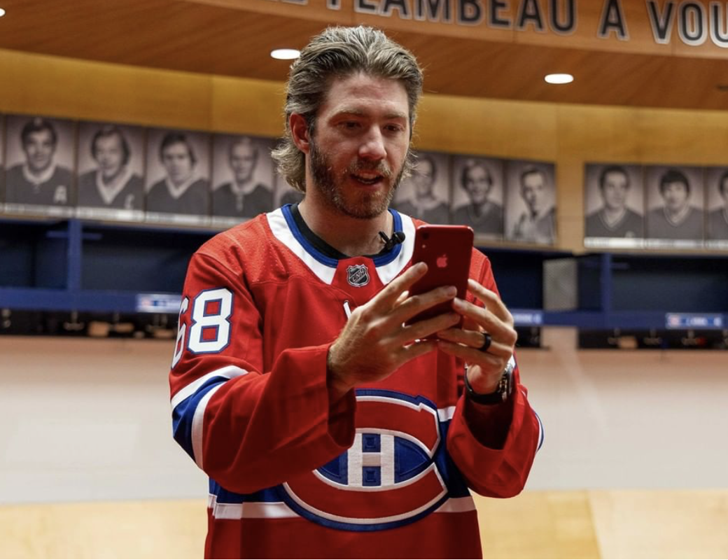 HAHA...Mike Hoffman arrive à Montréal, avec une casquette de Boston...