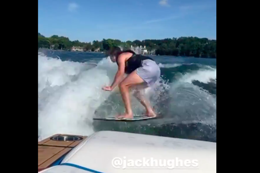 Cole Caufield qui fait du WAKEBOARD avec son CHUM Jack Hughes....