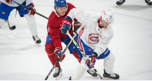 Cole Caufield se fait BARDASSER depuis le début du camp d'entraînement.