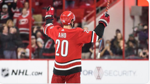 Sebastian Aho finira par jouer à Montréal..