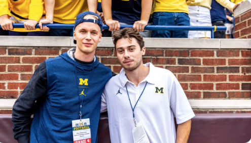 Une photo d'Elias Pettersson et Quinn Hughes fait JASER...