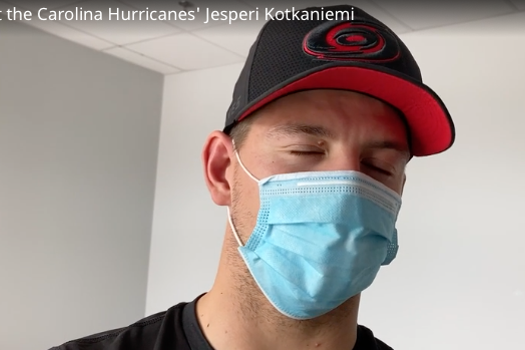 Vidéo: Jesperi Kotkaniemi s'est déjà entraîné en Caroline...