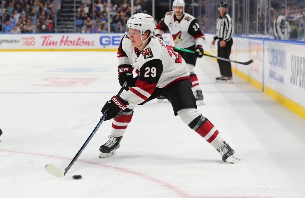 Les Coyotes rejettent la rumeur sur Barrett Hayton...