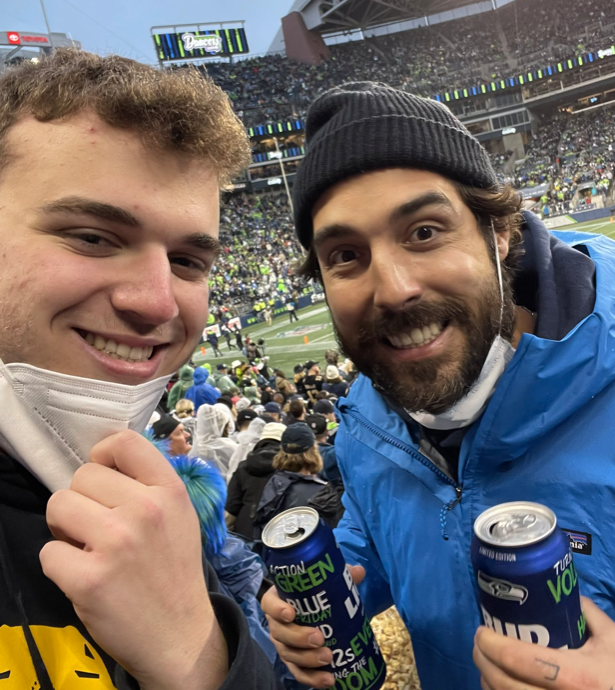 Mathieu Perreault CHUG de la BUD...au match des Seahawks!!!!