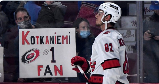 MESSAGE aux Hurricanes de la Caroline et leur SEULE JOURNALISTE...