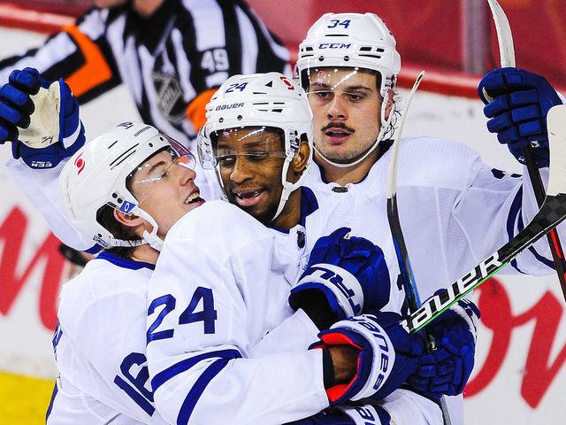 Mitch Marner BLESSÉ par Wayne Simmonds à l'entraînement!!!!!!