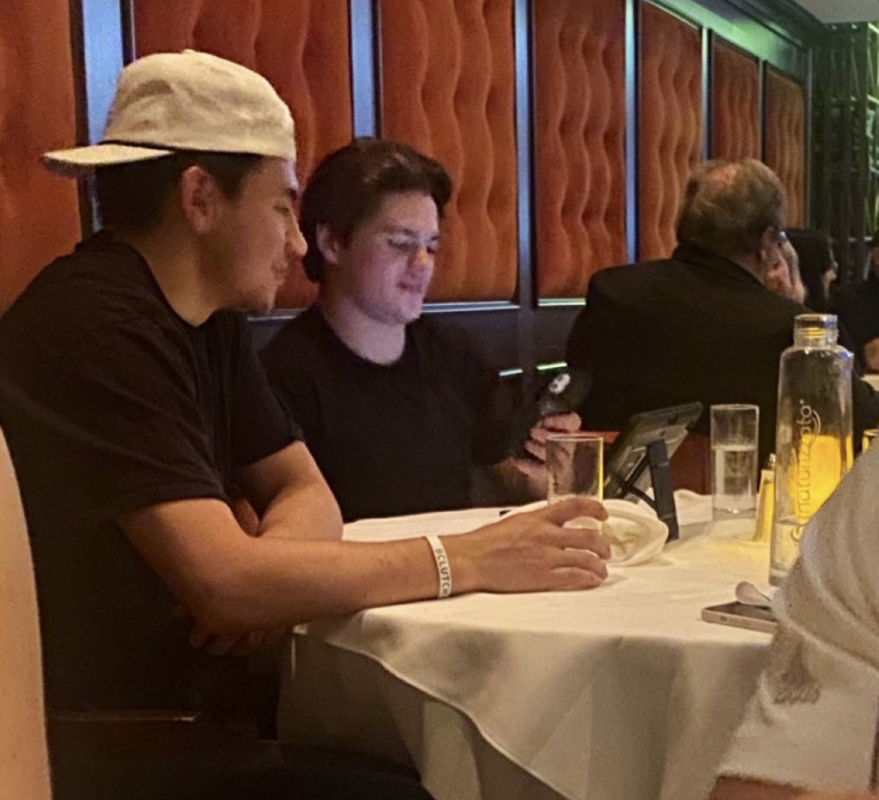 Nick Suzuki et Cole Caufield regardent leur match au restaurant ?