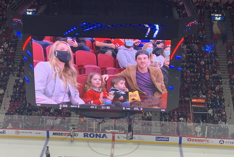 HAHA...Andrew Shaw au Centre Bell, qui se C.. des règles...