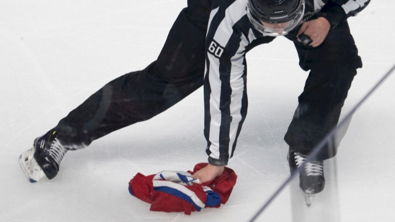 Nick Suzuki était ÉBRANLÉ...Par le chandail JETÉ sur la glace...