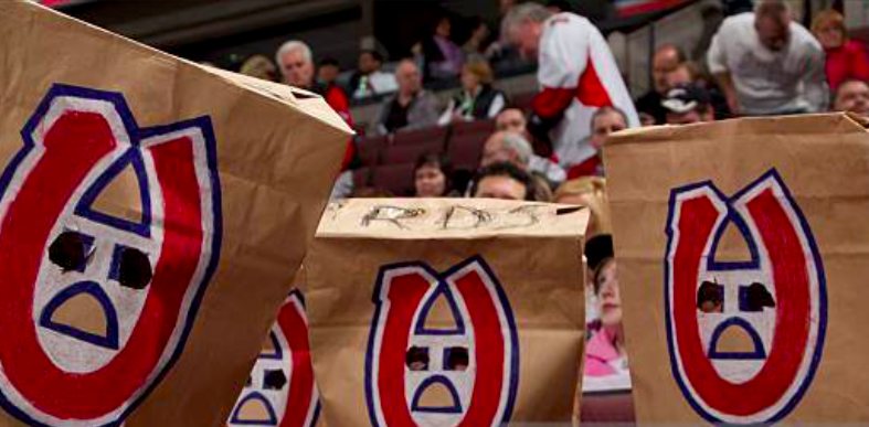 OUCH...Un FAN du CH lance son chandail sur la glace...