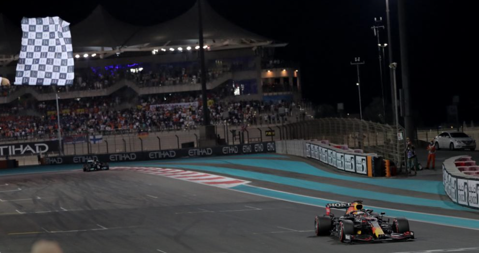 Vidéo: INCROYABLE! Max Verstappen dépasse Lewis Hamilton au DERNIER TOUR! CHAMPION du MONDE!!!