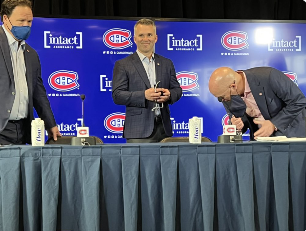 Martin St-Louis allait commencer la conférence de presse en ANGLAIS...