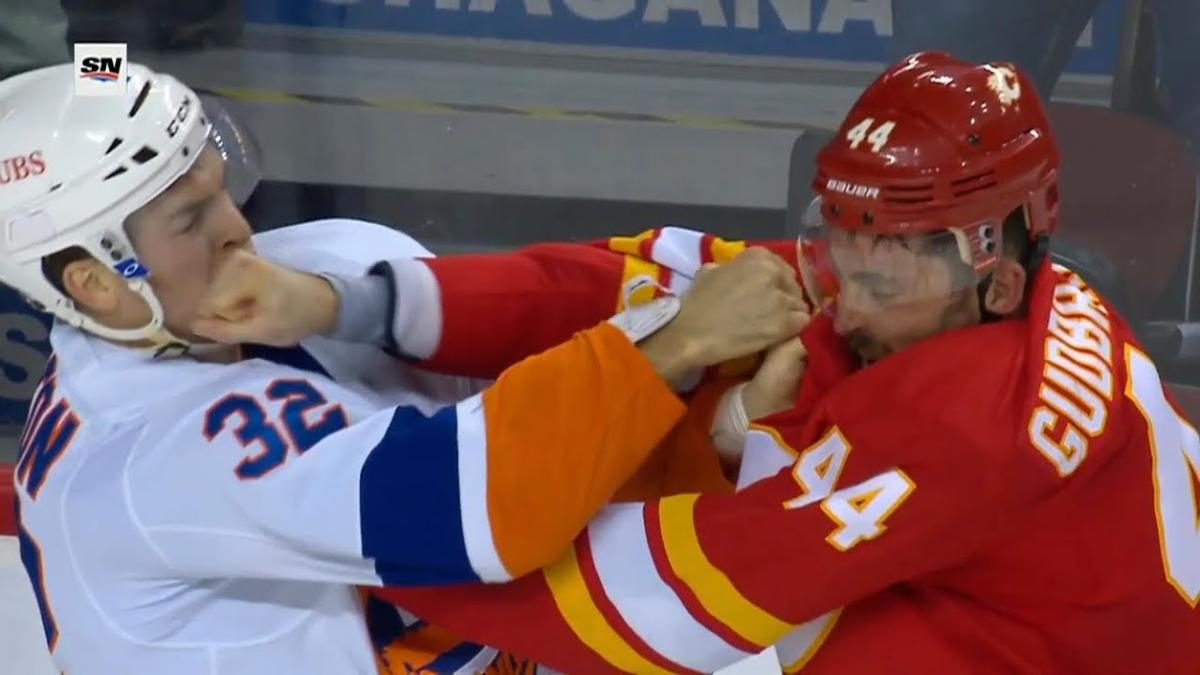 Vidéo: Ouch!! Wayne Simmonds se fait donner une VOLÉE!!!