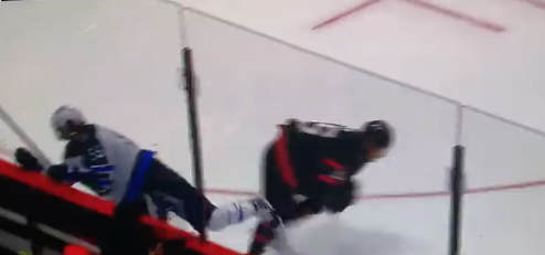 Vidéo: Quand Mark Scheifele a affirmé que Jake Evans devait garder la tête HAUTE...