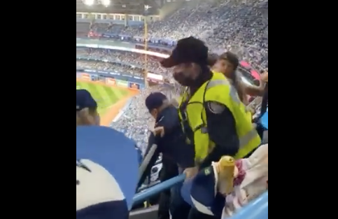 Vidéo:  Une jeune demoiselle qui frappe une policère en plein visage...