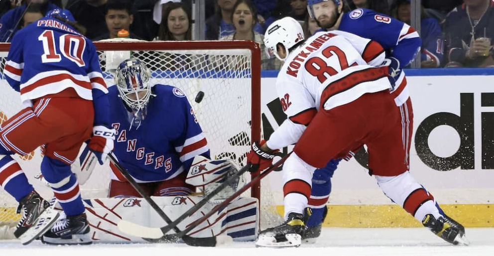 Jesperi Kotkaniemi sous l'AUTOBUS...