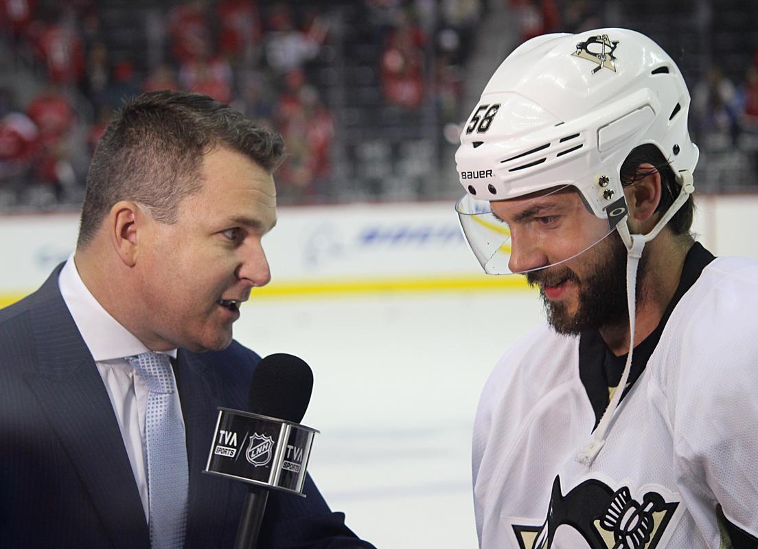 Kris Letang tient Renaud Lavoie au courant....